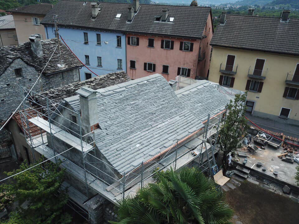 Lavori edili, costruzione tetti in piode. Zanoli Sebastiano Lavori Edili esegue lavori in pietra e tetti in piode nelle zone di Locarno, Verzasca, Onsernone, Valle Maggia e Cento Valli.
