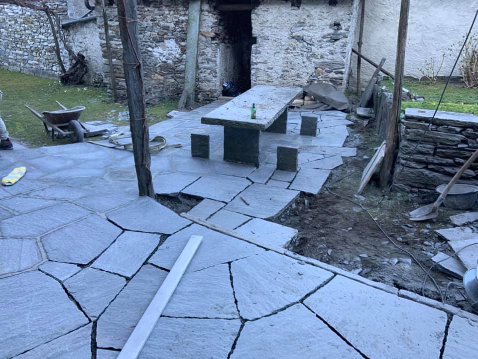 Pavimentazioni in sasso. Zanoli Sebastiano Lavori Edili esegue pavimentazioni in sasso nelle zone di Locarno, Verzasca, Onsernone, Valle Maggia e Cento Valli.