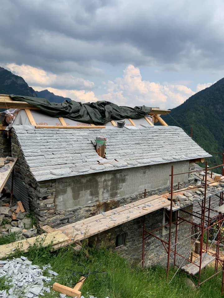 Uno dei tetti in sasso realizzati da Zanoli Sebastiano Lavori Edili durante interventi di riparazione tetti. Realizziamo lavori di costruzione e riparazione tetti in sasso nelle zone di Locarno, Verzasca, Onsernone, Valle Maggia e Cento Valli.