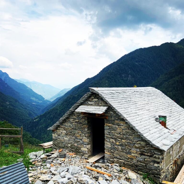 Uno dei tanti tetti in piode realizzati da Zanoli Sebastiano Lavori Edili. Realizziamo tetti in piode nelle zone di Locarno, Verzasca, Onsernone, Valle Maggia e Cento Valli.